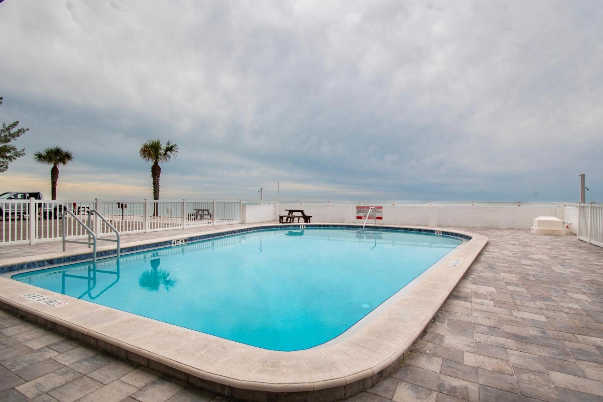 Funshine Sunset Beach St. Pete Beach Exteriör bild
